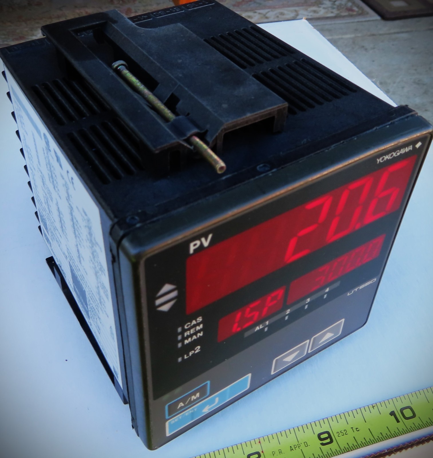 YOKOGAWA UT550 – 00 S3 PID PROCESS CONTROLLER 100-240VAC 50/60HZ MADE IN KOREA