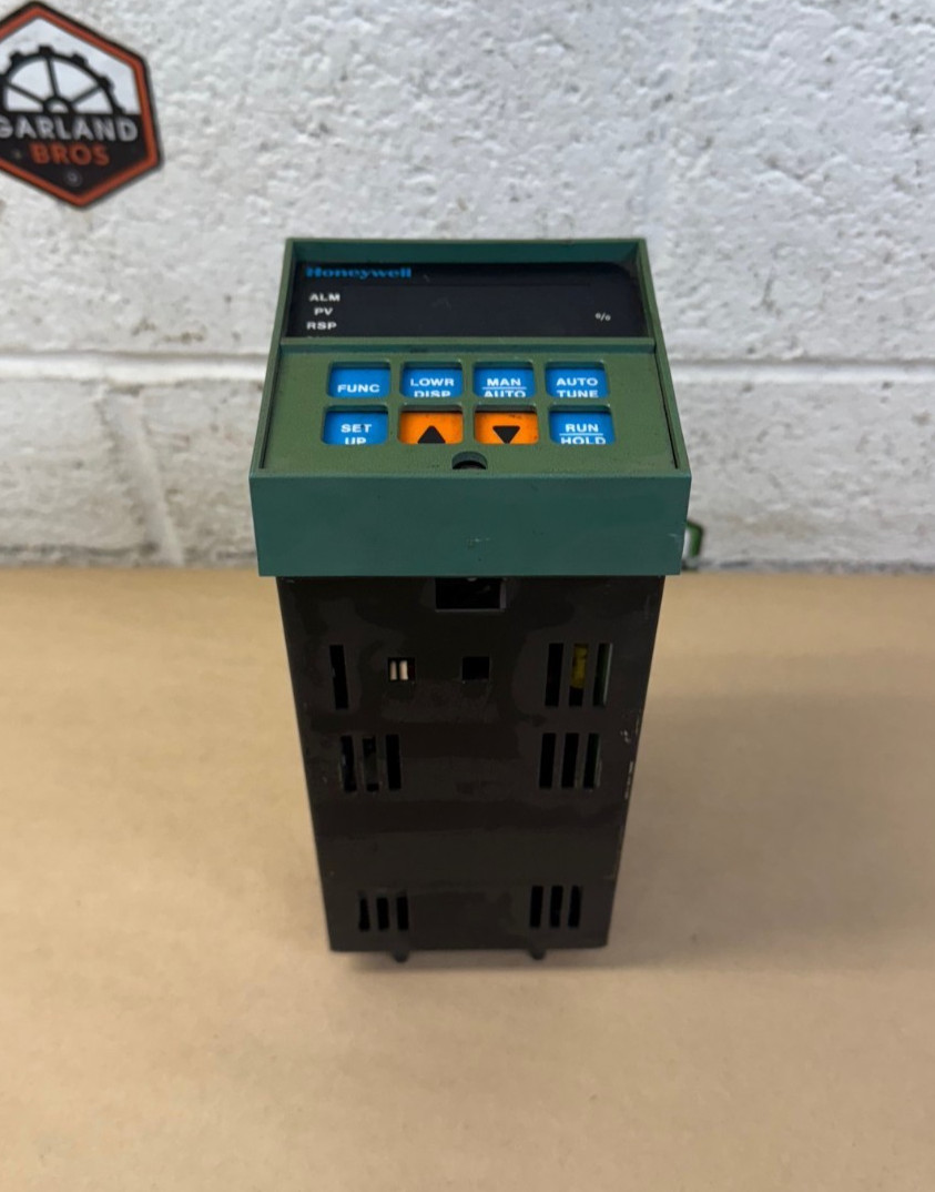 Honeywell DC3003-0-000-1-00-0111 Temperature Controller 120VAC 60Hz 10VA UCD3000